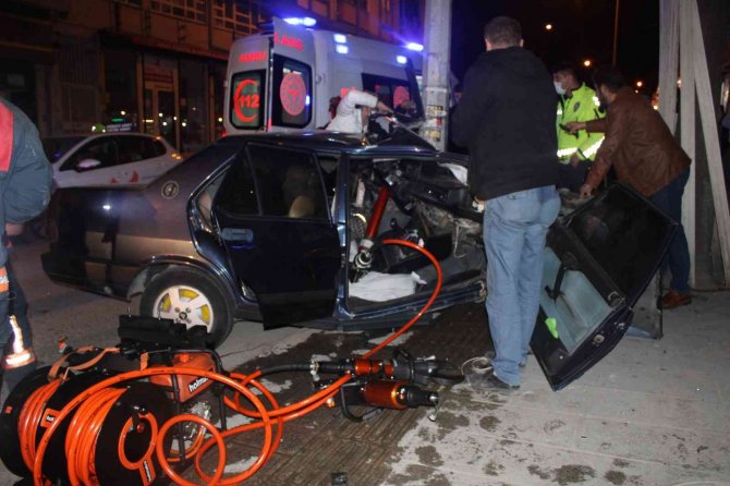 İ̇kiye Bölünmüş Otomobilden Sağ Çıktı: Kaza Anı Kamerada