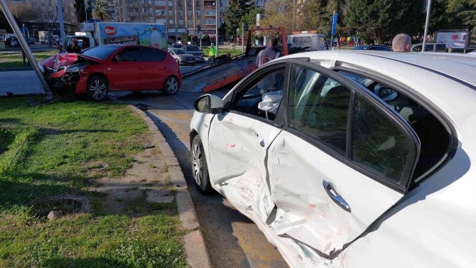 Samsun’da Kavşakta İki Otomobil Çarpıştı: 2 Yaralı