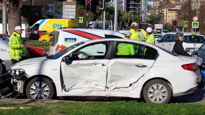 Samsun’da Kavşakta İki Otomobil Çarpıştı: 2 Yaralı