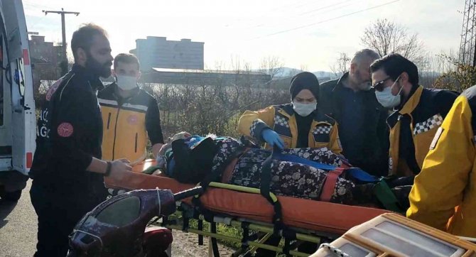 Hafif Ticari Araç Şarampole Devrildi: 4 Yaralı