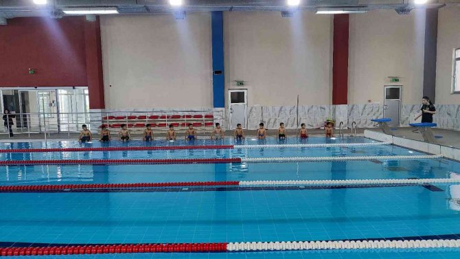Silopili Çocuklar İlk Defa Havuzda Hayallerine Kulaç Attı