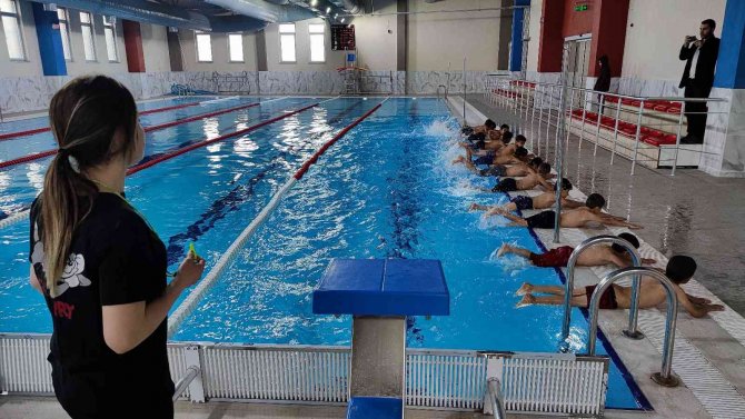 Silopili Çocuklar İlk Defa Havuzda Hayallerine Kulaç Attı