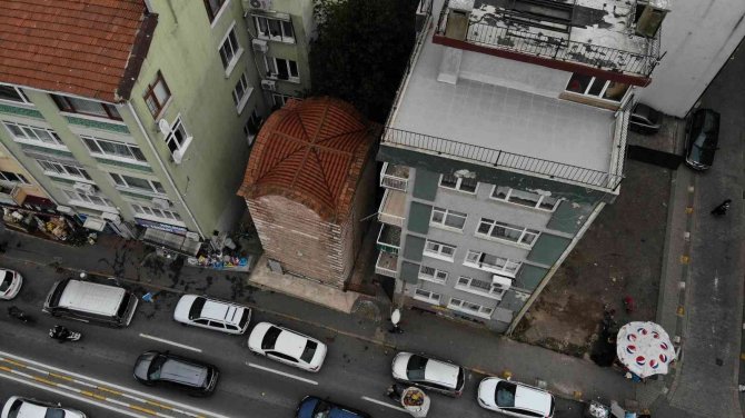 Tarihi Acıbadem Su Terazisi, Apartmanlar Arasında Varlığını Koruyor