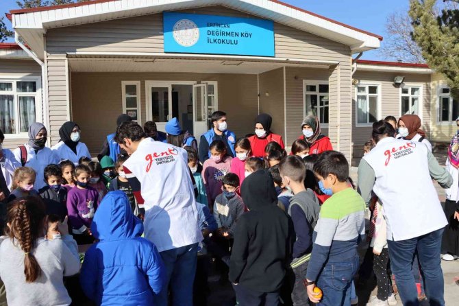 Tıp Fakültesi Öğrencilerinden Köy Okulunda Anlamlı Etkinlik