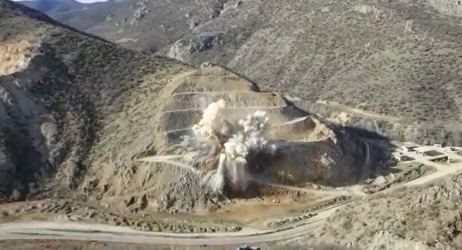 Dağlık Alanda Patlatma Kameralara Yansıdı