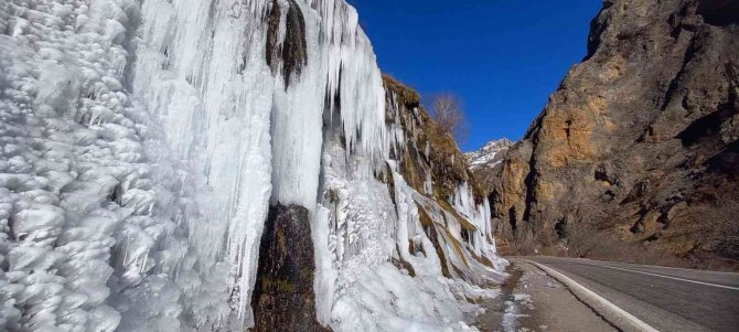 Tunceli’de Havalar Soğudu, ’Ağlayan Kayalar’ Buz Tuttu