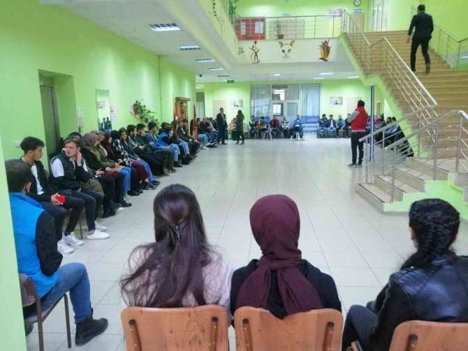 Kyk Yurdunda Kalan Öğrencilere Moral Akşamları