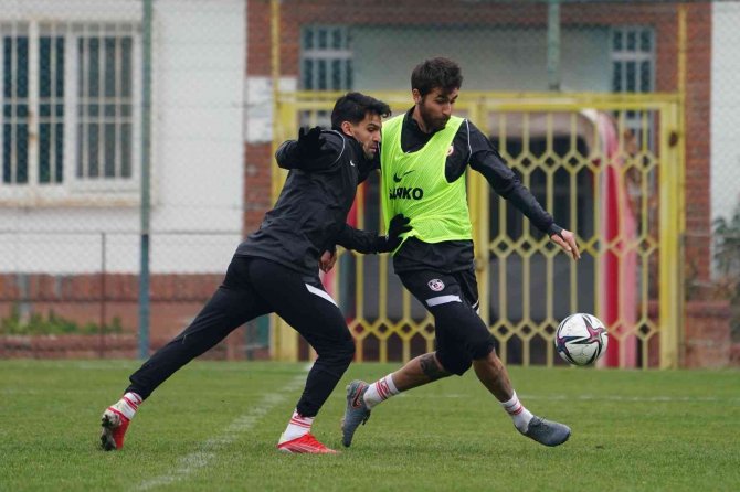 Gaziantep Fk, Bursaspor Karşısında İlk Galibiyetini Arıyor