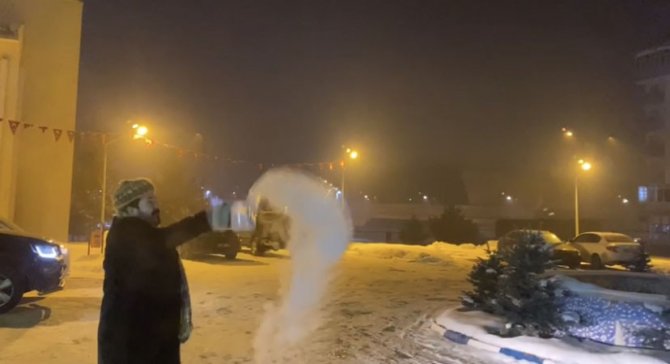 Ağrı’da Sıcak Su Havada Dondu