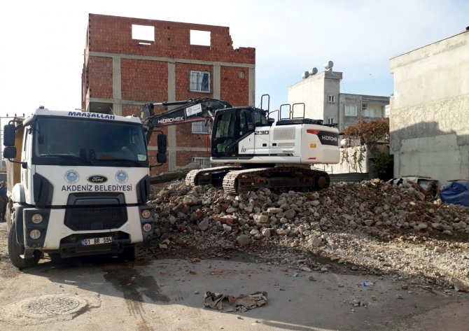 Akdeniz’de Bir Metruk Bina Daha Yıkıldı
