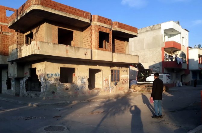 Akdeniz’de Bir Metruk Bina Daha Yıkıldı