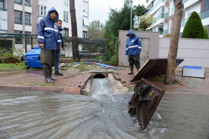 Fırtına Ve Yağışın Etkili Olduğu Antalya’da Büyükşehir Teyakkuza Geçti