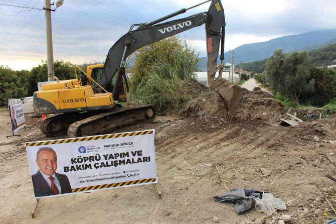 Kumluca Hacıveliler Köprüsü’nde Yenileme Çalışması