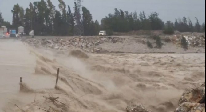 Boğaçay’ı Taştı, Kapatılan Köprünün Üzerinden Sular Aştı