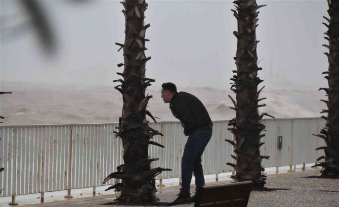Dünyaca Ünlü Konyaaltı Sahili’nde Denizin Rengi Kahverengiye Döndü