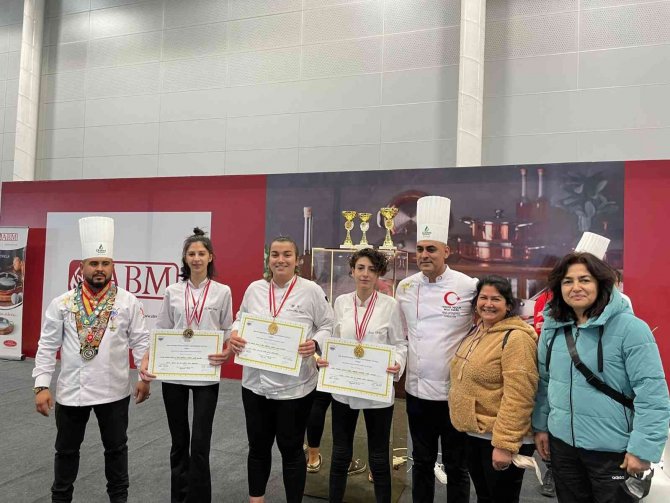 Aşçılık Eğitimi Gören Çeşmeli Öğrencilerden Büyük Başarı