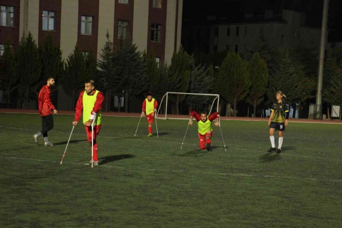 Kadın Futbol Takımı Ve Ampute Sporcular Kadına Şiddete ’Hayır’ Dedi