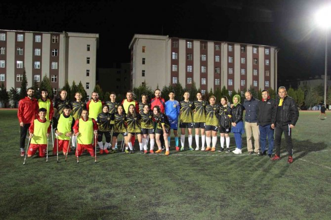 Kadın Futbol Takımı Ve Ampute Sporcular Kadına Şiddete ’Hayır’ Dedi