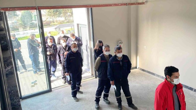 İ̇şçiler Aşı İçin Sıraya Girdi