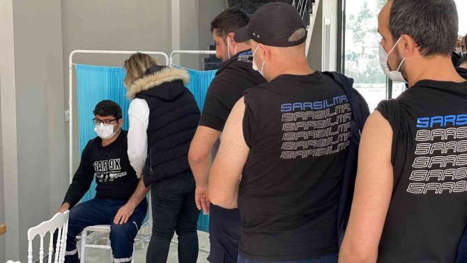 İ̇şçiler Aşı İçin Sıraya Girdi