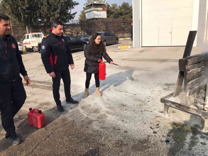 Elazığ’da Üniversite Öğrencilerine Yönelik Yangın Eğitimi Ve Tatbikatı