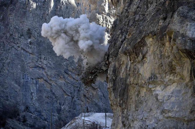 Yola Düşme Tehlikesi Bulunan Kayaları Patlatmayla Bertaraf Ettiler