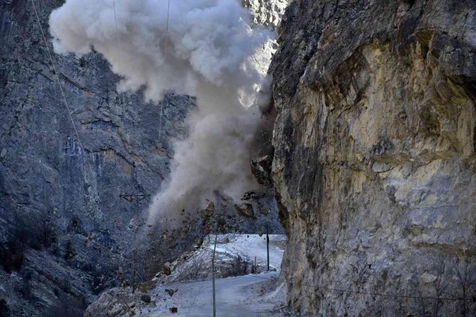 Yola Düşme Tehlikesi Bulunan Kayaları Patlatmayla Bertaraf Ettiler