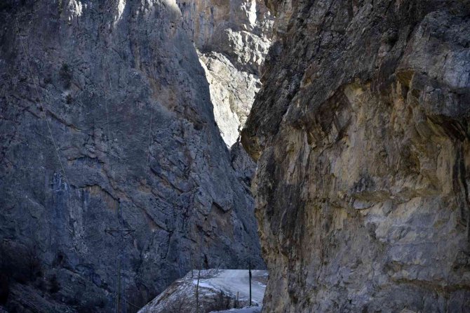 Yola Düşme Tehlikesi Bulunan Kayaları Patlatmayla Bertaraf Ettiler