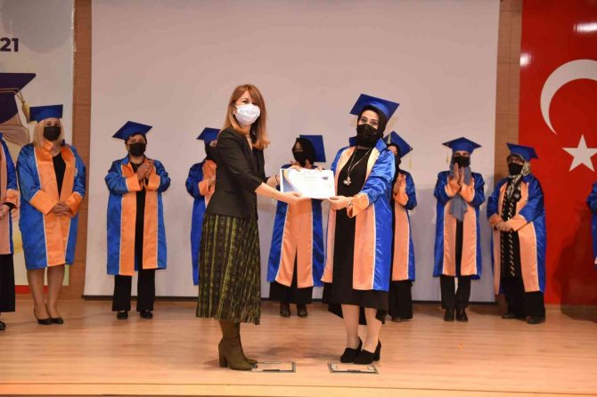 Hitit Anne Üniversitesi 3’üncü Dönem Mezunlarını Verdi