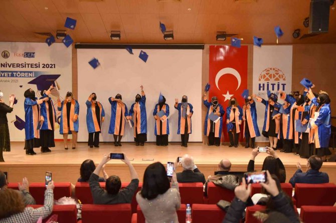 Hitit Anne Üniversitesi 3’üncü Dönem Mezunlarını Verdi