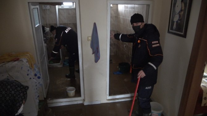 Selde Hayat Kurtaran Kahramanlar Bu Kez Evlerin Temizliği İçin Kolları Sıvadı