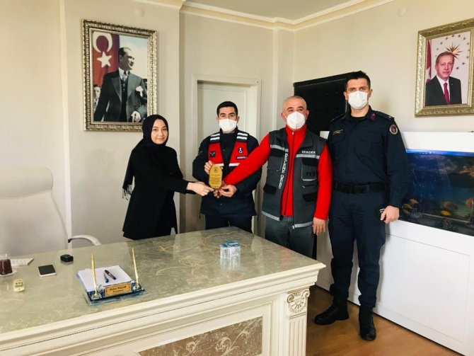 Otomobilin Çarptığı Köpeği Jandarma Sahiplendi