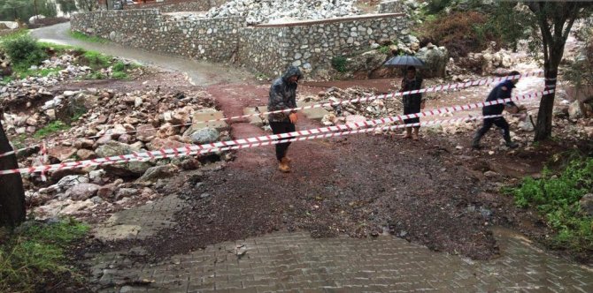 Marmaris’te Belediye Ekiplerinden Yağmur Mesaisi