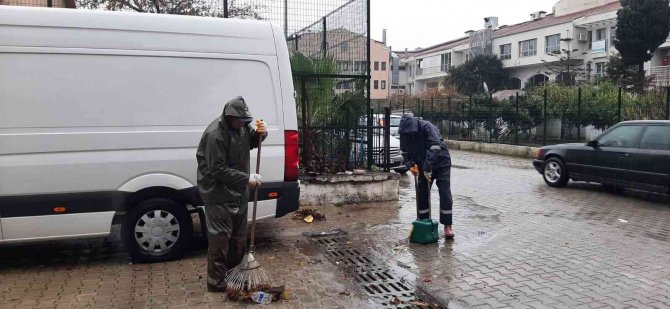 Marmaris’te Belediye Ekiplerinden Yağmur Mesaisi
