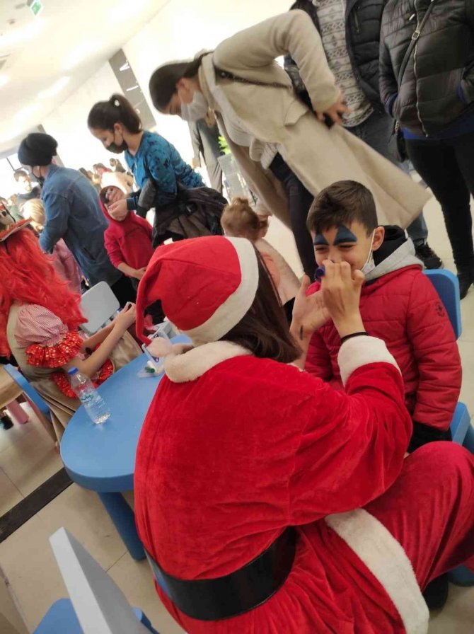 Mersin’de Çocuklar Yeni Yıl Coşkusu Yaşadı