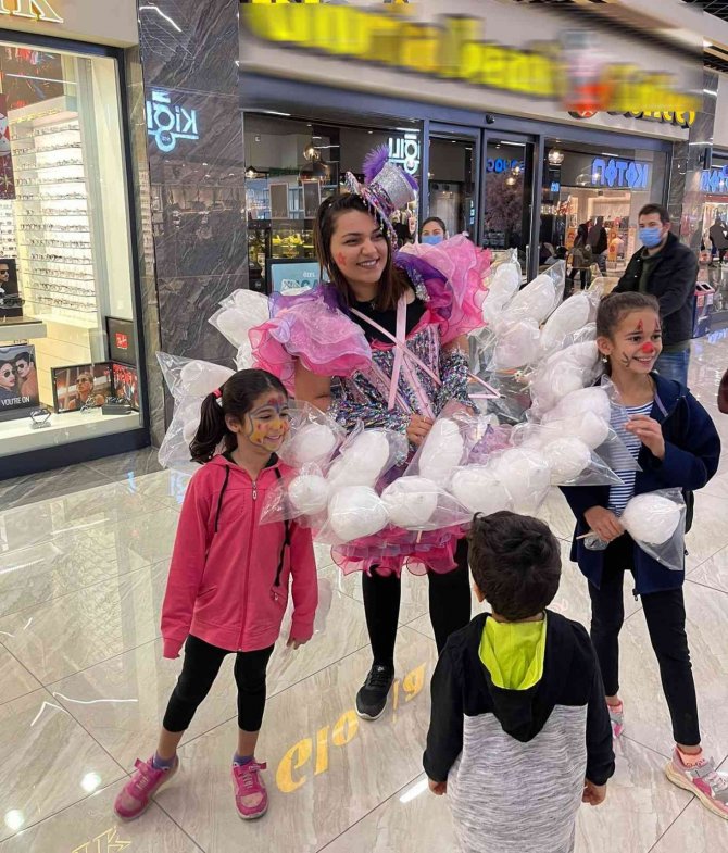 Mersin’de Çocuklar Yeni Yıl Coşkusu Yaşadı