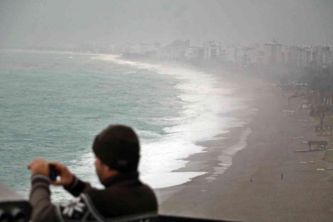 Antalya’da ’Kırmızı’ Kod Cadde Ve Sokakları Boşalttı
