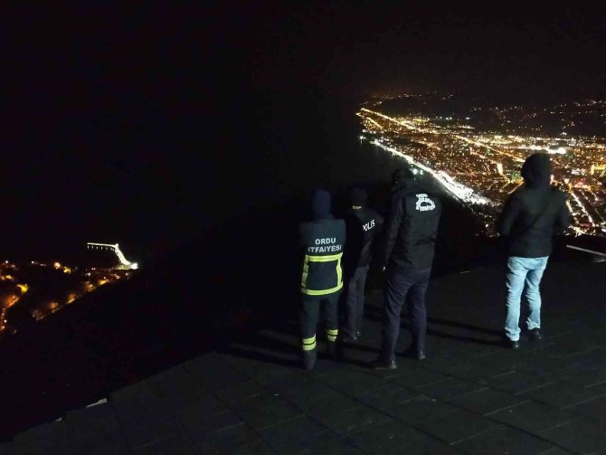 Ordu’da Rüzgara Kapılan Paraşütçü Ağaca Takıldı, Kurtarma Operasyonu Sürüyor