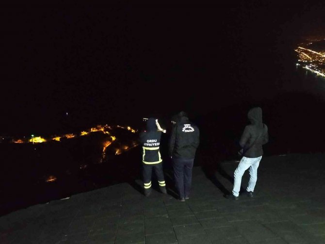 Ordu’da Rüzgara Kapılan Paraşütçü Ağaca Takıldı, Kurtarma Operasyonu Sürüyor