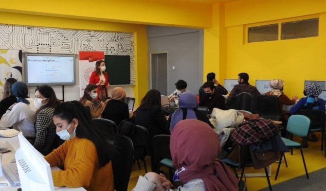 Refahiye’de Öğretmenlere Etwinning Bilgilendirmesi