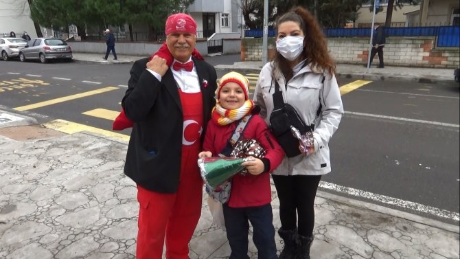 Ay Yıldızlı Elbisesi İle Sokak Sokak Çocuklara Hediye Dağıtıyor