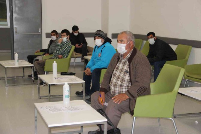 Manisalılar Turcovac Aşısı Olabilmek İçin Şehir Hastanesine Akın Etti