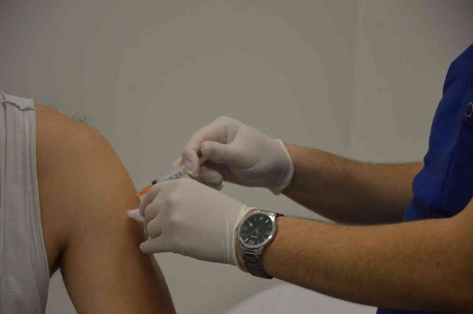 Manisalılar Turcovac Aşısı Olabilmek İçin Şehir Hastanesine Akın Etti