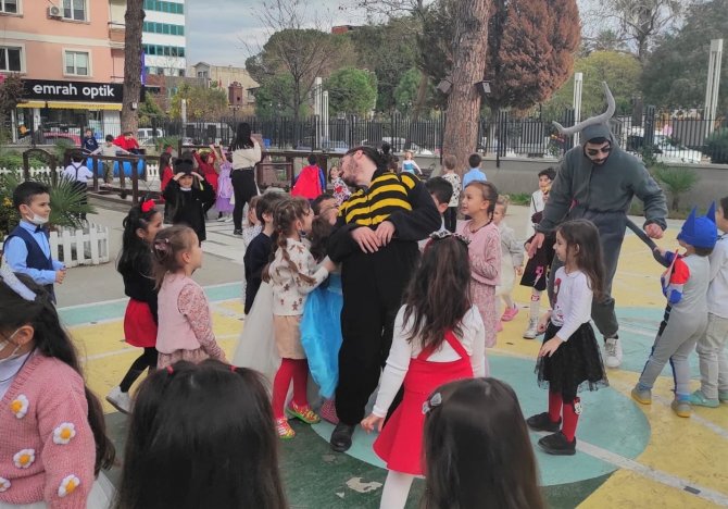 Turgutlu Belediyesi Tiyatro Ekibi Çocukların Sevincine Ortak Oldu