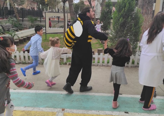 Turgutlu Belediyesi Tiyatro Ekibi Çocukların Sevincine Ortak Oldu