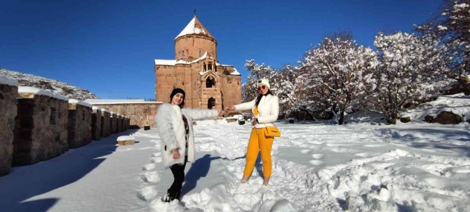 Beyaza Bürünen Akdamar Adası’na İ̇ranlı Turistlerden Yoğun İlgi
