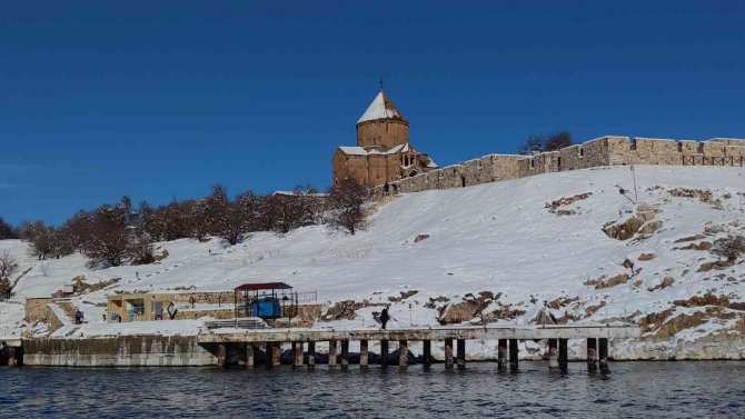 Beyaza Bürünen Akdamar Adası’na İ̇ranlı Turistlerden Yoğun İlgi