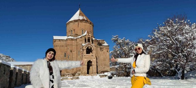 Beyaza Bürünen Akdamar Adası’na İ̇ranlı Turistlerden Yoğun İlgi