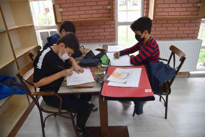 Yunusemre Millet Kıraathanesi Öğrencilerin Uğrak Noktası Oldu