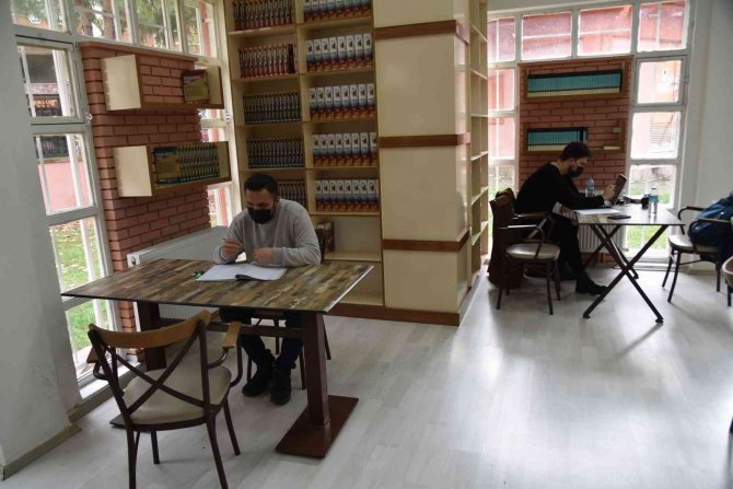 Yunusemre Millet Kıraathanesi Öğrencilerin Uğrak Noktası Oldu